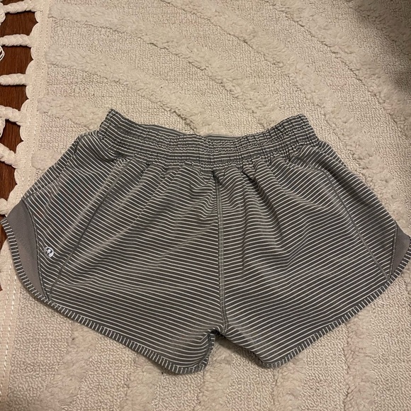 Size 4 Lululemon Gray Striped Hotty Hot Shorts - Picture 2 of 4